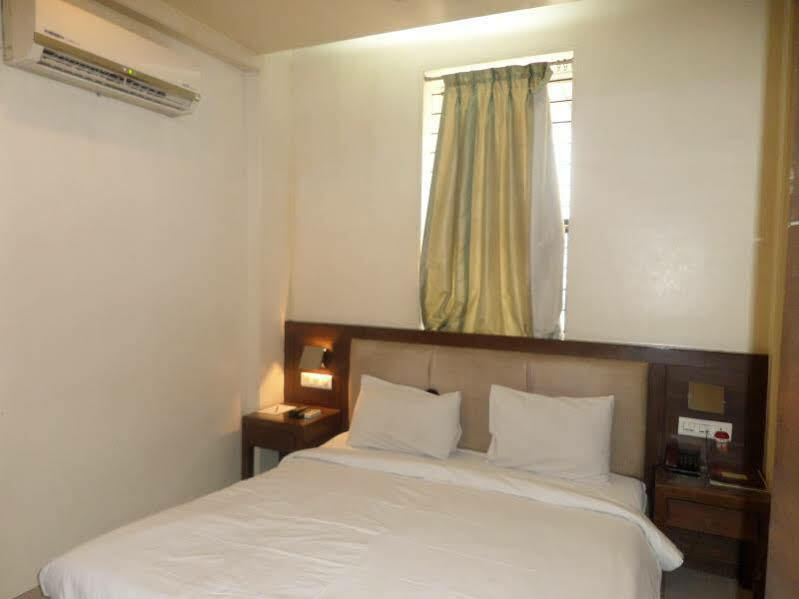 Matrix Inn Poona Buitenkant foto