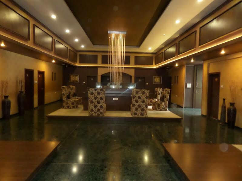 Matrix Inn Poona Buitenkant foto