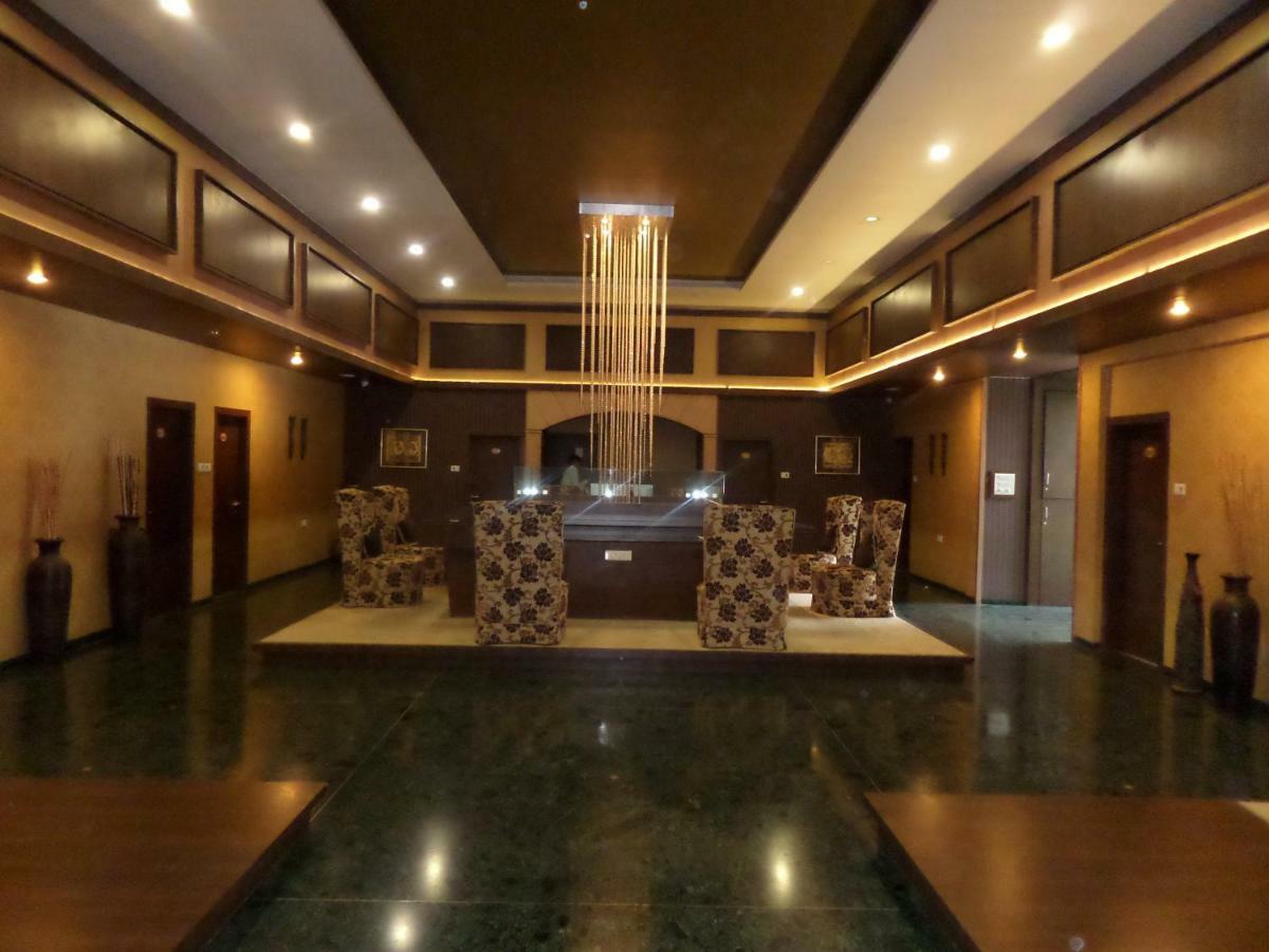 Matrix Inn Poona Buitenkant foto