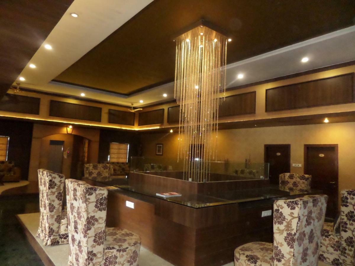 Matrix Inn Poona Buitenkant foto