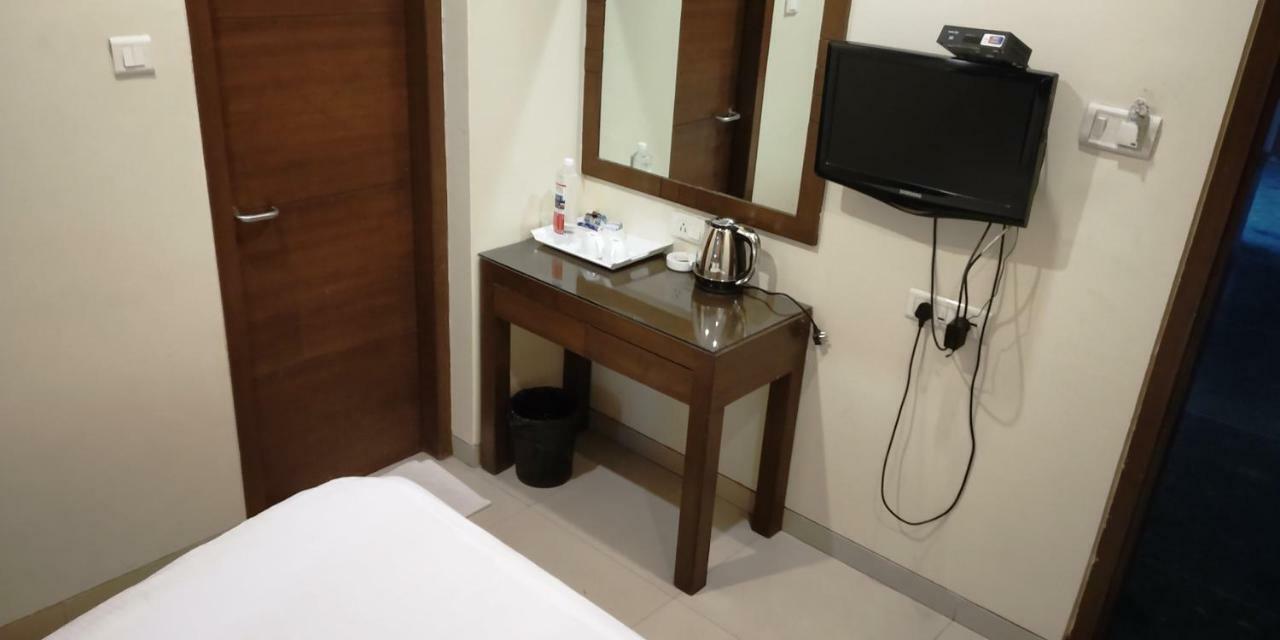 Matrix Inn Poona Buitenkant foto