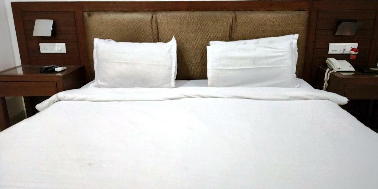 Matrix Inn Poona Buitenkant foto