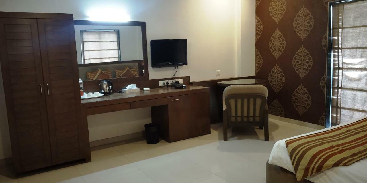 Matrix Inn Poona Buitenkant foto