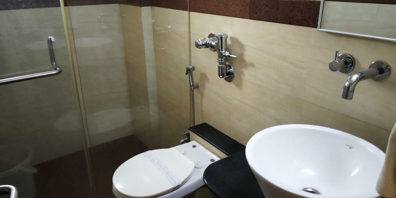Matrix Inn Poona Buitenkant foto