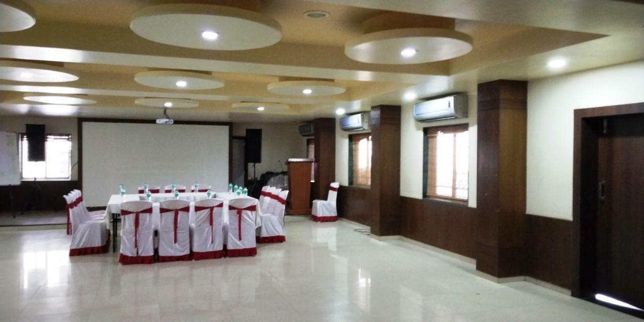 Matrix Inn Poona Buitenkant foto