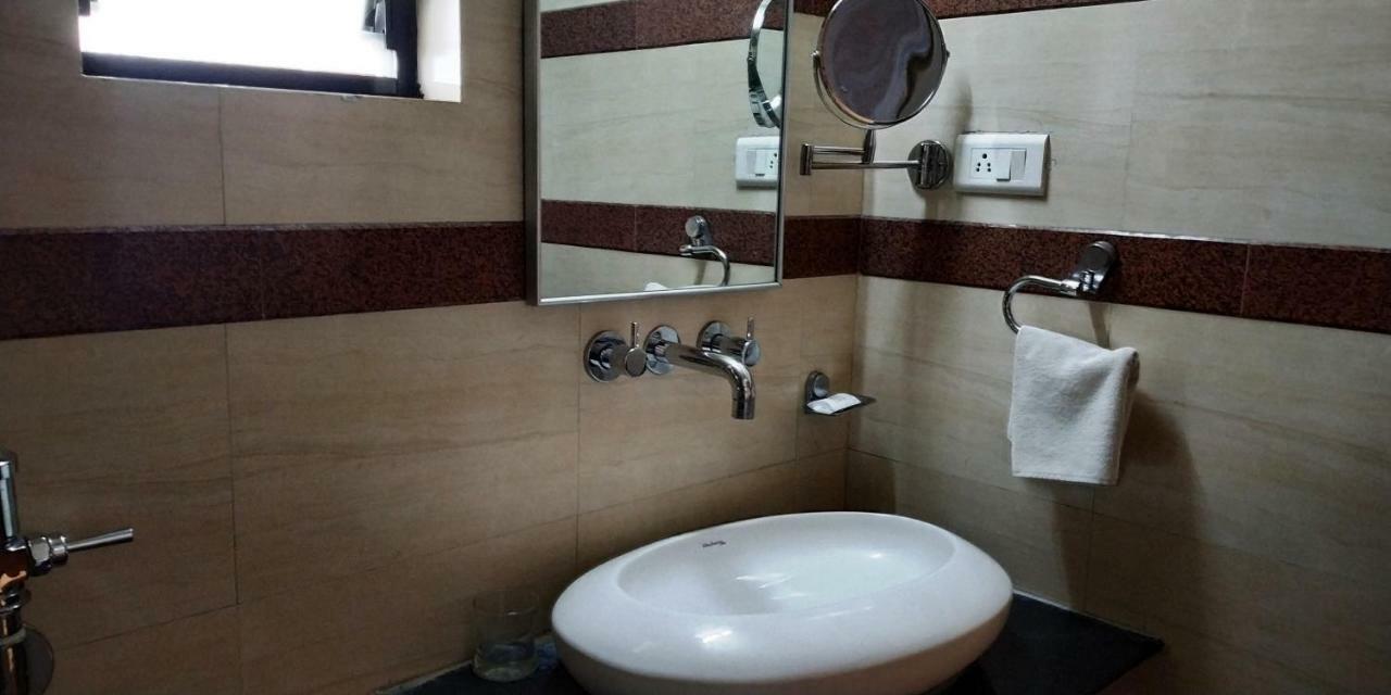 Matrix Inn Poona Buitenkant foto