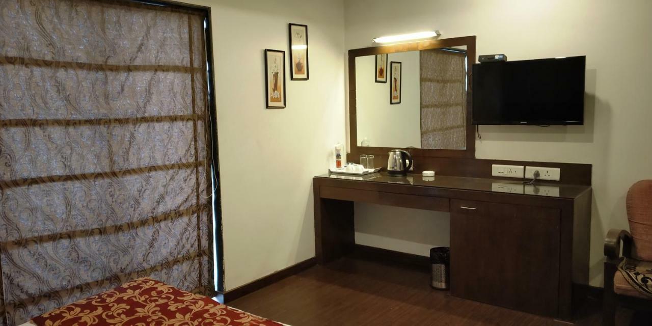 Matrix Inn Poona Buitenkant foto
