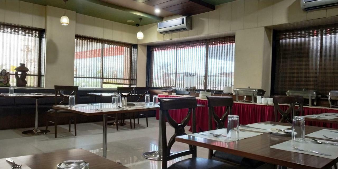 Matrix Inn Poona Buitenkant foto
