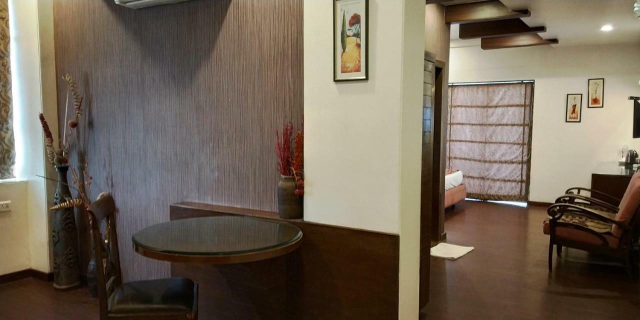 Matrix Inn Poona Buitenkant foto