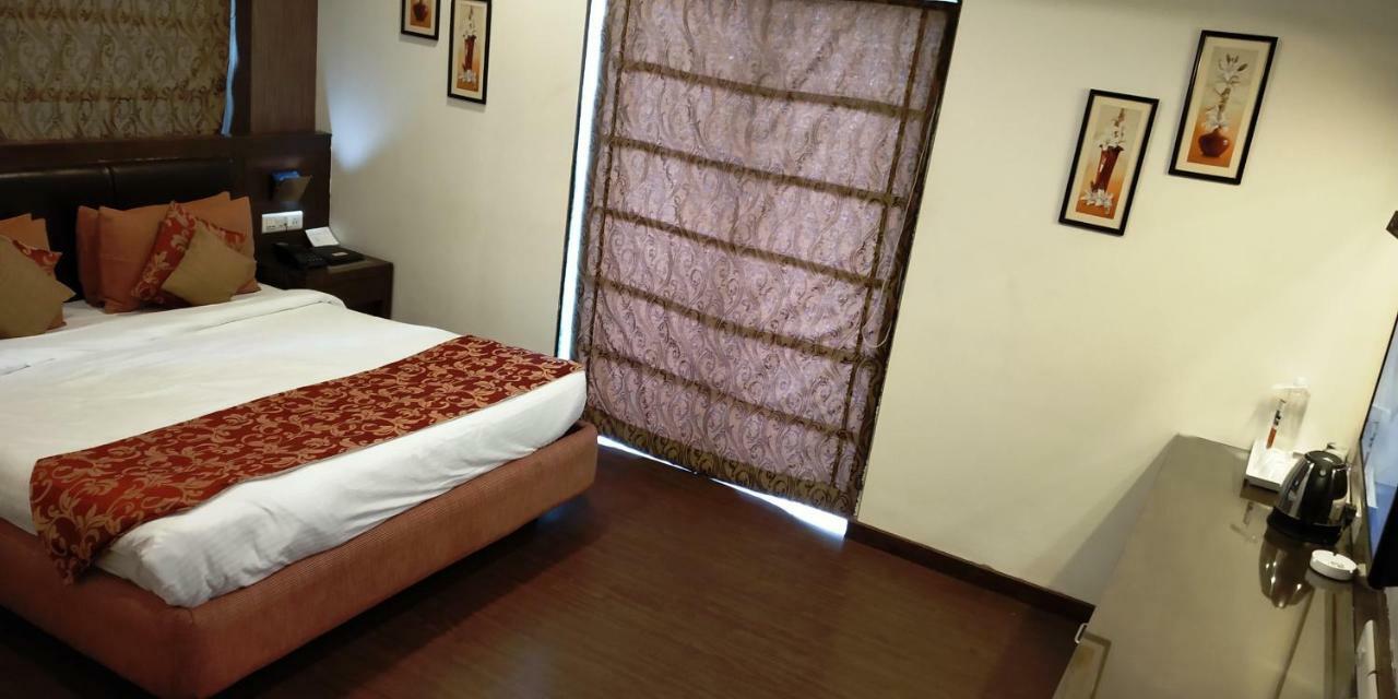 Matrix Inn Poona Buitenkant foto